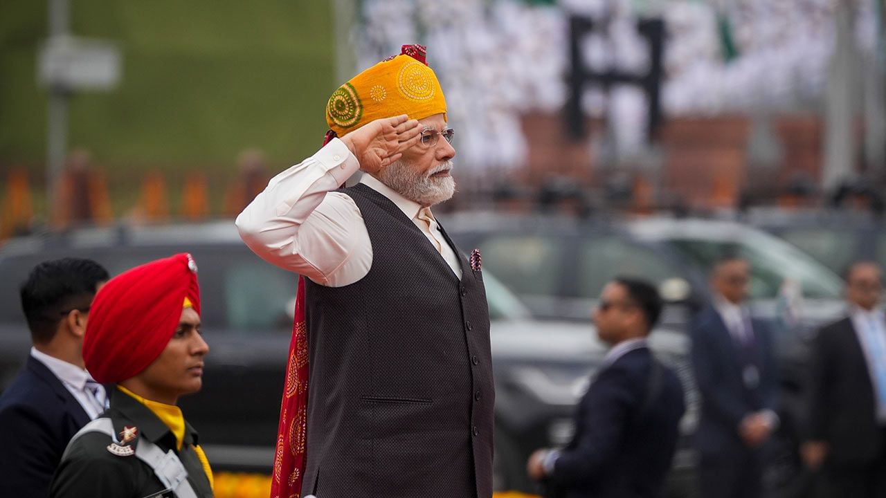 राजधानी दिल्लीतील लाल किल्ल्यावर ध्वजारोहण पार पडलं. पंतप्रधान नरेंद्र मोदी यांनी यावेळी तिरंग्याला सलामी दिली.