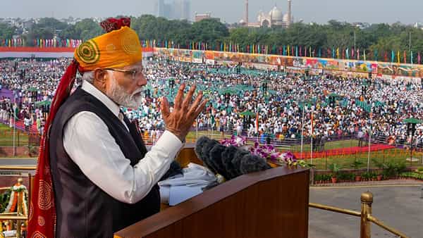 भारत देश आज 77 वा स्वातंत्र्यदिन साजरा करत आहे. ठिकठिकाणी कार्यक्रमांचं आयोजन करण्यात आलं आहे.