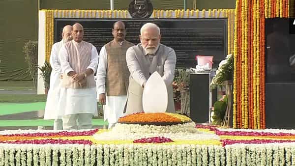 माजी पंतप्रधान अटल बिहारी वाजपेयी यांचा पाचवा स्मृतिदिन आहे. त्यानिमित्त त्यांच्या स्मृतींना अभिवादन केलं जात आहे.