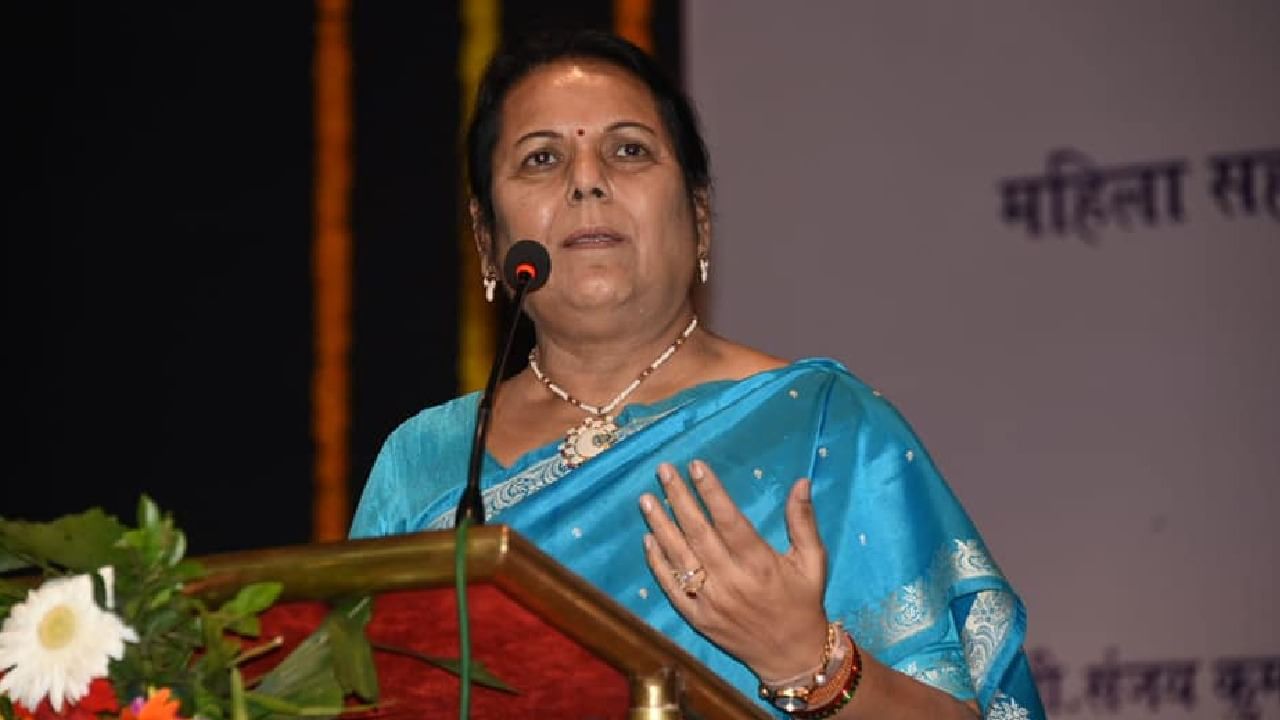 Neelam Gorhe Statement : संरक्षणासाठी महिलांना शस्र दिली पहिजेत; नीलम गोऱ्हे यांचं वक्तव्य