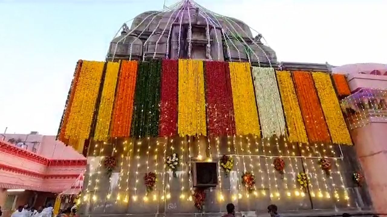 धनंजय मुंडे यांच्या नाथ प्रतिष्ठानच्या वतीने ही आकर्षक विद्युत रोषणाई आणि फुलांची आरास सजवण्यात आलीय. पुणे, हैदराबाद आणि सोलापूर या ठिकाणाहून ही फुलं आणण्यात आलीय. राज्याचं नाही तर परराज्यातून भाविक वैद्यनाथ मंदिरात दर्शनासाठी येत असतात.