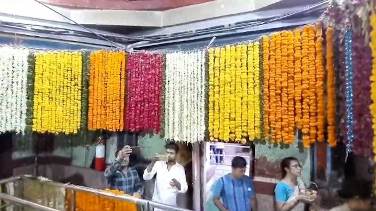  आज श्रावणातील पहिला सोमवार आहे, त्या निमित्ताने बीडच्या परळीतील वैद्यनाथ मंदिर आकर्षक अशा विद्युत रोषणाई आणि फुलांच्या आरासाने सजले आहे. 