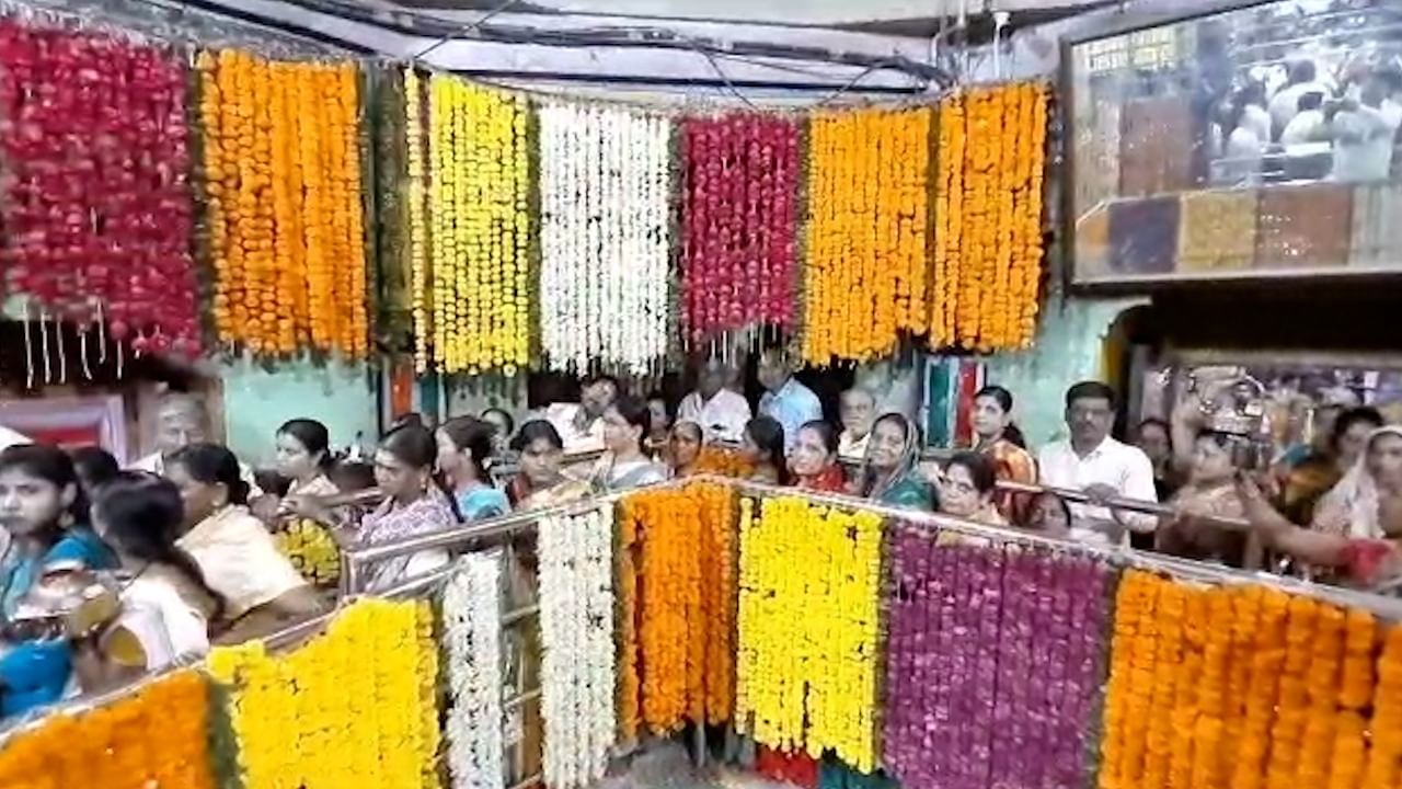मंदिराच्या गाभाऱ्यात विविध प्रकारच्या फुलांची आरास करून मंदिर परिसर प्रसन्न झाले आहे. तब्बल 25 क्विंटल फुल यासाठी लागले असून यात निशिगंधा, गुलाब, जरबेरा, झेंडू यासह विविध प्रकारच्या फुलांचा समावेश आहे. 