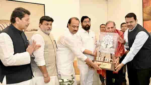 रतन टाटांना उद्योगात चोऱ्या करून नफा नकोय, पण त्यांना पुरस्कार मात्र...; सामनातून उद्योगरत्न पुरस्कारावर भाष्य