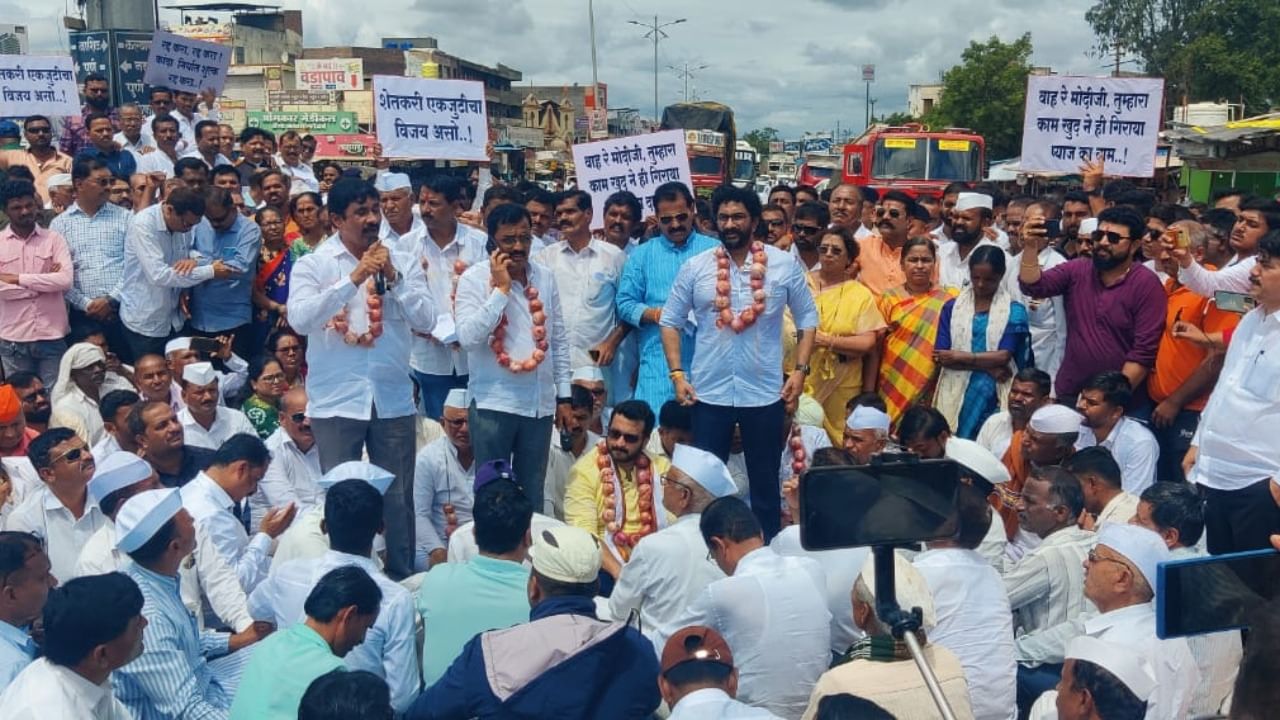 शिरूर मतदारसंघाचे खासदार अमोल कोल्हे यांच्या नेतृत्वात शेतकरी रास्ता रोको आंदोलन करत आहेत. या आंदोलनस्थळी मोठा पोलीस बंदोबस्त तैनात करण्यात आला आहे.