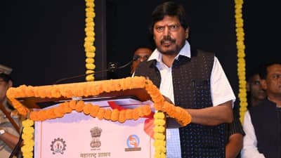 एकनाथ शिंदे, अजितदादांसोबतच्या नेत्यांना मंत्रिपद मिळालं पण आम्हाला नाही!; रामदास आठवले यांच्याकडून मंत्रिपदाची मागणी