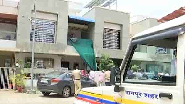 Nagpur Crime : घरातील मंडळी बाहेरगावी गेली होती, मुलीला खिडकीत पाहून शेजाऱ्यांनी विचारपूस केली तर...