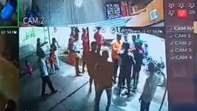 Nashik Crime : जुना वाद उफाळून आला, भररस्त्यात तरुणावर हल्ला, घटना सीसीटीव्हीत कैद