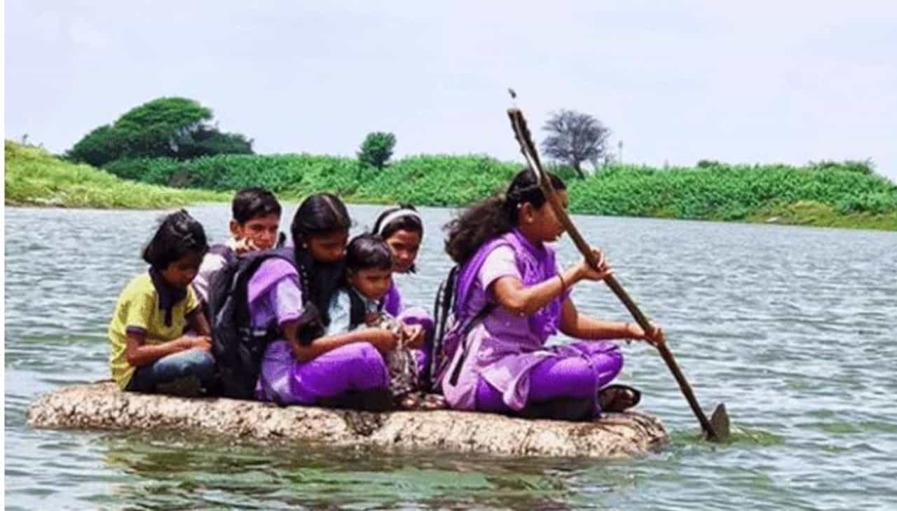 पाहा शिक्षणासाठी मुलांना कशी करावी लागतेय धोकादायक कसरत, थर्माकोलची नाव, सापांशी सामना अन्...