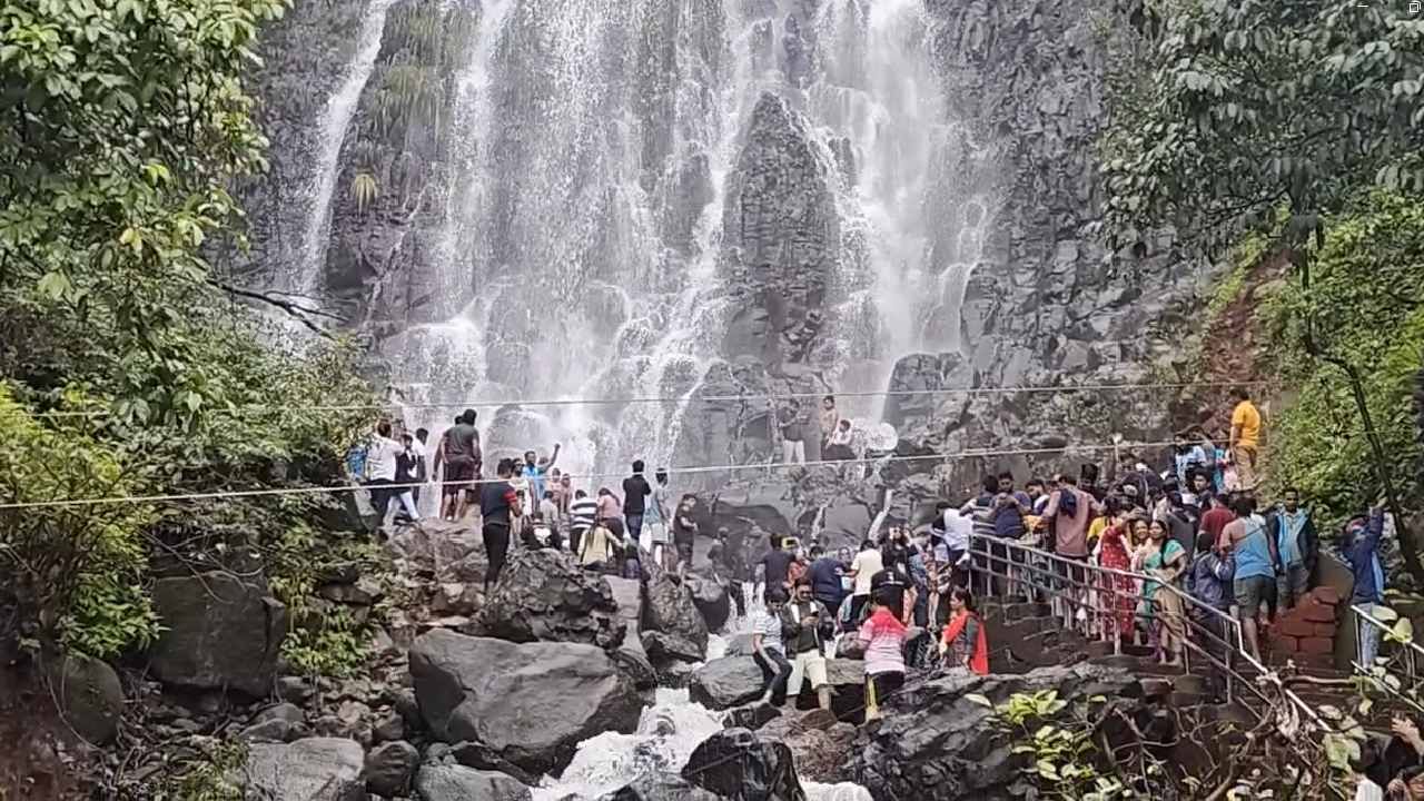 पुढचे काही दिवस पर्यटक वाढण्याची शक्यता असून पोलिसांची दमछाक होण्याची शक्यता आहे. पोलिसांनी अति पाण्यात जाऊ नये असं आवाहन नागरिकांना केलं आहे. 