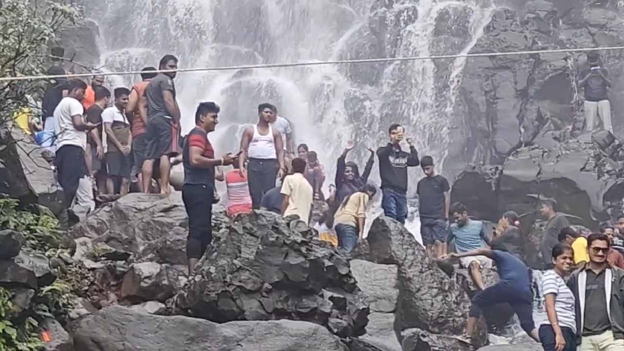 राज्याबरोबरच गोवा,कर्नाटक इथून ही मोठ्या संख्येने पर्यटक आंबोलीत दाखल झाले असून आंबोलीतील धबधब्यावर पर्यटकांची मोठी दाटी झाल्याची दिसून येत आहे. 