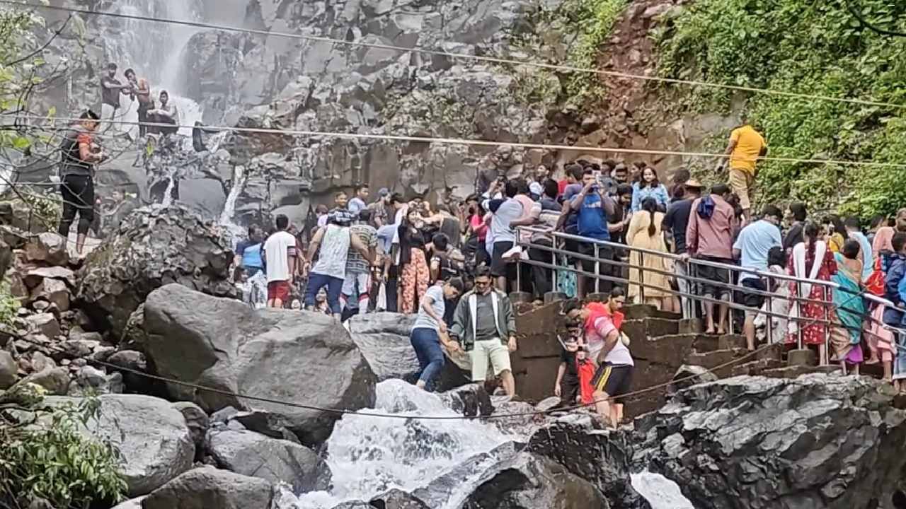 सलग सुट्ट्यांमुळे पर्यटकांचा ओघ आंबोलीत वाढल्याने सर्व हॉटेल फुल्ल असून रस्त्यांवर वाहनांची मोठी गर्दी दिसून येत आहे. महत्त्वाच्या ठिकाणी मोठा पोलिस बंदोबस्त ठेवण्यात आला आहे.  