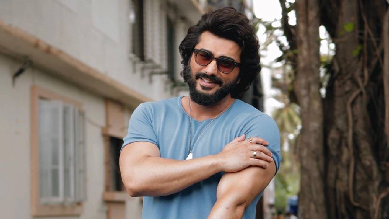  अर्जुन कपूर – बॉलिवूड अभिनेता अर्जुन कपूर याला पंख्याची भीती वाटते. म्हणून ज्या खोलीत पंखा सुरू असेल, तिथे तो कधीच थांबत नाही. 