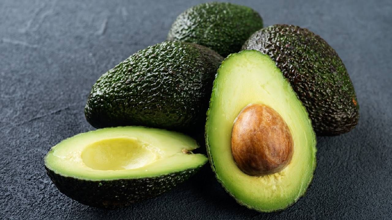 एवोकॅडो: एवोकॅडो क्रीम, सीरम आणि ब्युटी ट्रीटमेंटसाठी सध्या चर्चेत आहेत. स्किनकेअर मध्ये एवोकॅडो फळ एक नंबर आहे. हे फळ आपल्या त्वचेसाठी हायड्रेशन आणि पोषण देते. व्हिटॅमिन ई आणि सी ने भरलेले एवोकॅडो जळजळ शांत करतात आणि त्वचेच्या दुरुस्तीस मदत करतात