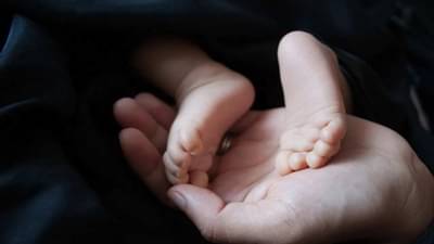 मुलगी म्हणाली भाऊ पाहिजे, राखी बांधायची आहे…., बाबाने रस्त्यावर झोपलेलं बाळ आईच्या कुशीतून चोरुन आणले