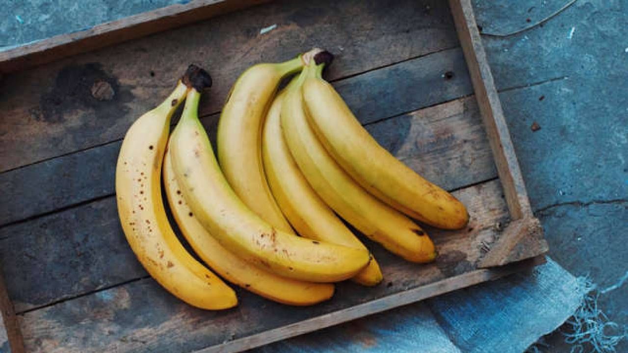 केळी: केळीमध्ये सुमारे 375 मिलीग्राम पोटॅशियम, व्हिटॅमिन बी 6, सेरोटोनिन असते. हे सगळे गुणधर्म असल्यामुळे केळी खाल्ली की चांगली झोप येऊ शकते. हे आरोग्यासाठी उत्तम आहे आणि झोप तर चांगली येतेच. 