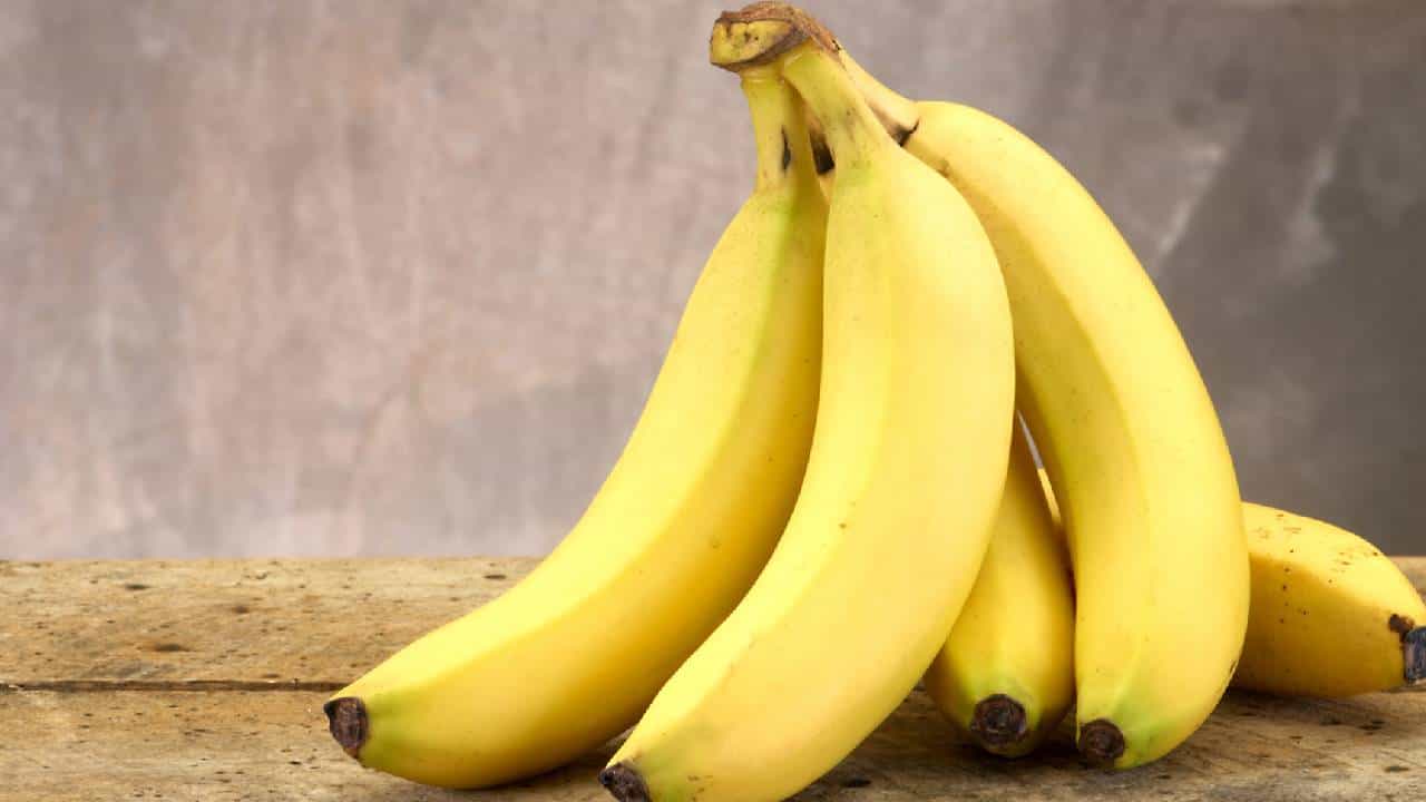 केळी थंड तापमानात ठेवल्यास रेफ्रिजरेशनमुळे ती काळवंडते. केळी ही नैसर्गिकरित्या पिकून द्यायला हवी. थंड वातावरण असल्यास यात व्यत्यय येतो. केळी काळी पडते आणि चवीला खराब लागते त्यामुळे चुकूनही केळी फ्रिज मध्ये ठेवू नये.