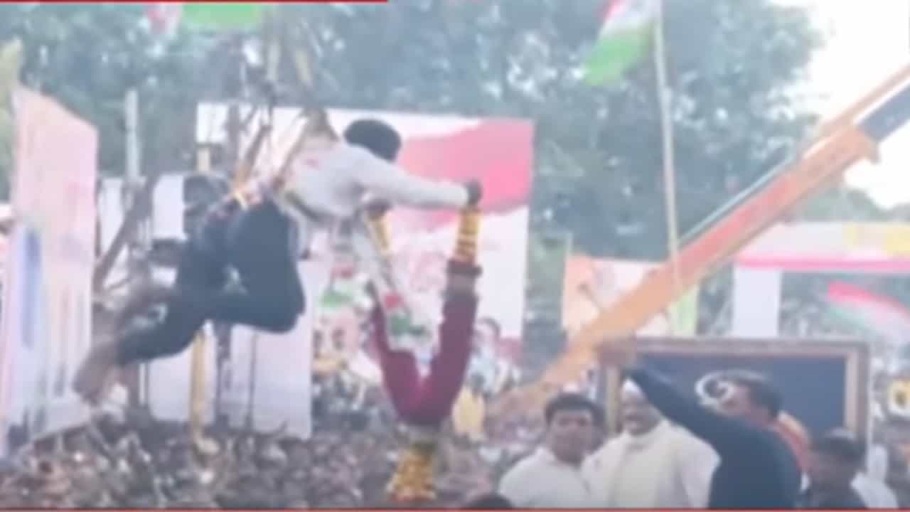 अजित पवार यांचं बारामतीतील जंगी स्वागत पाहिलंत का? अजितदादांच्या स्वागतसाठी कार्यकर्ता थेट क्रेनला लटकला