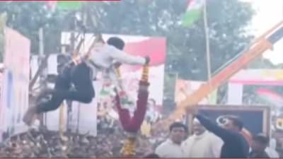 अजित पवार यांचं बारामतीतील जंगी स्वागत पाहिलंत का? अजितदादांच्या स्वागतसाठी कार्यकर्ता थेट क्रेनला लटकला