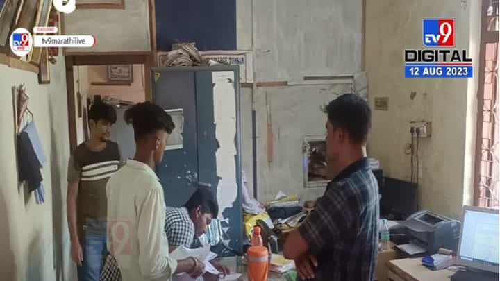धक्कादायक! चक्क बँकेतूनच मिळाल्या 100 रुपयांच्या बनावट नोटा, कुठं घडला प्रकार? धक्कादायक! चक्क बँकेतूनच मिळाल्या 100 रुपयांच्या बनावट नोटा, कुठं घडला प्रकार?