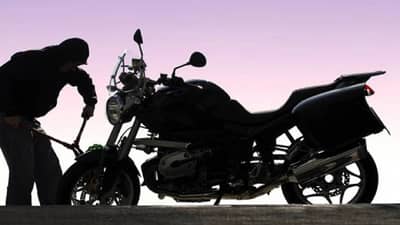 तुम्हालासुद्धा सतावते का गाडी चोरीला जाण्याची चिंता? मग चिंता विसरा आणि हा जुगाड करा‍!