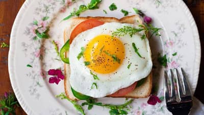 Breakfast करण्याची योग्य वेळ कोणती? वाचा आरोग्यतज्ञ काय सांगतात...