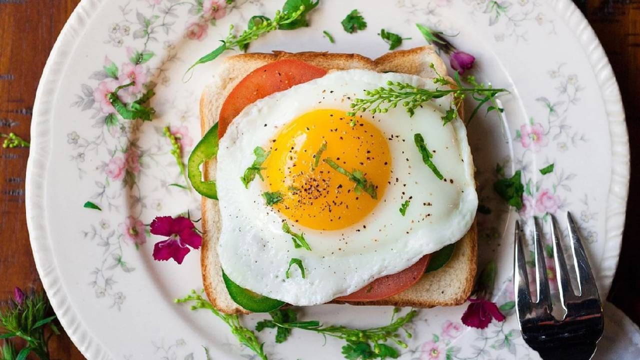Breakfast करण्याची योग्य वेळ कोणती? वाचा आरोग्यतज्ञ काय सांगतात...