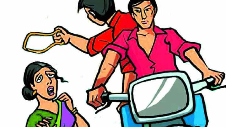 चोरट्यांनी केलं थेट केंद्रीय राज्यमंत्र्यांच्या आईलाच लक्ष; पवार यांच्या मातोश्रीची सोनसाखळीवरच मारला हाथ चोरट्यांनी केलं थेट केंद्रीय राज्यमंत्र्यांच्या आईलाच लक्ष; पवार यांच्या मातोश्रीची सोनसाखळीवरच मारला हाथ