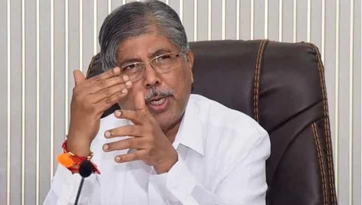 Chandrakant Patil : माझ्या बॅगेत आठ शर्ट असतात... चंद्रकांत पाटील असं का म्हणाले? Chandrakant Patil : माझ्या बॅगेत आठ शर्ट असतात... चंद्रकांत पाटील असं का म्हणाले?