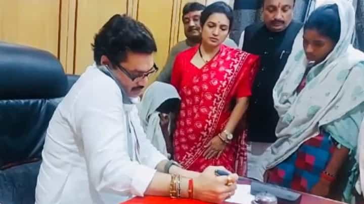 धनंजय मुंडे यांनी घेतली 'त्या' कुटुंबातील चार मुलींच्या शिक्षणाची जबाबदारी, काय केले भावनिक आवाहन? धनंजय मुंडे यांनी घेतली 'त्या' कुटुंबातील चार मुलींच्या शिक्षणाची जबाबदारी, काय केले भावनिक आवाहन?