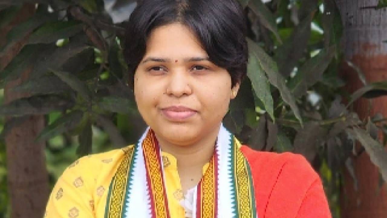 तृप्ती देसाई या मतदारसंघातून निवडणूक लढणार, साईबाबांचे दर्शन घेतल्यानंतर केली घोषणा तृप्ती देसाई या मतदारसंघातून निवडणूक लढणार, साईबाबांचे दर्शन घेतल्यानंतर केली घोषणा