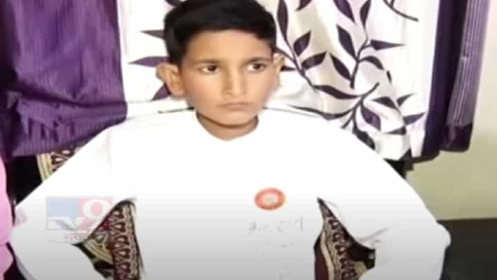 चिमुकल्या फॅनच्या भेटीसाठी राज ठाकरे पोहोचले थेट या मनसैनिकाच्या घरी चिमुकल्या फॅनच्या भेटीसाठी राज ठाकरे पोहोचले थेट या मनसैनिकाच्या घरी