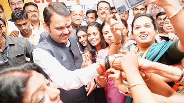 भाजपा प्रदेश सोशल मिडिया पदाधिकाऱ्यांची कार्यशाळा पार पडली. यात राज्याचे उपमुख्यमंत्री देवेंद्र फडणवीस यांना राखी बांधण्यात आली.