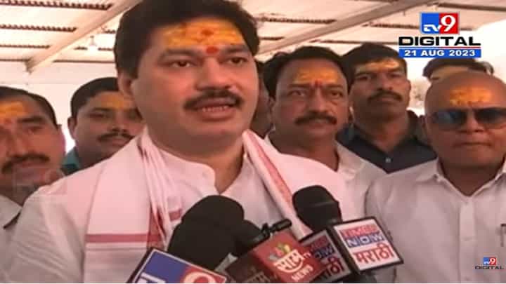 कृषीमंत्री धनंजय मुंडे प्रभू वैद्यनाथाच्या चरणी नतमस्तक; शेतकऱ्यासाठी घातलं साकडं, म्हणाले... कृषीमंत्री धनंजय मुंडे प्रभू वैद्यनाथाच्या चरणी नतमस्तक; शेतकऱ्यासाठी घातलं साकडं, म्हणाले...