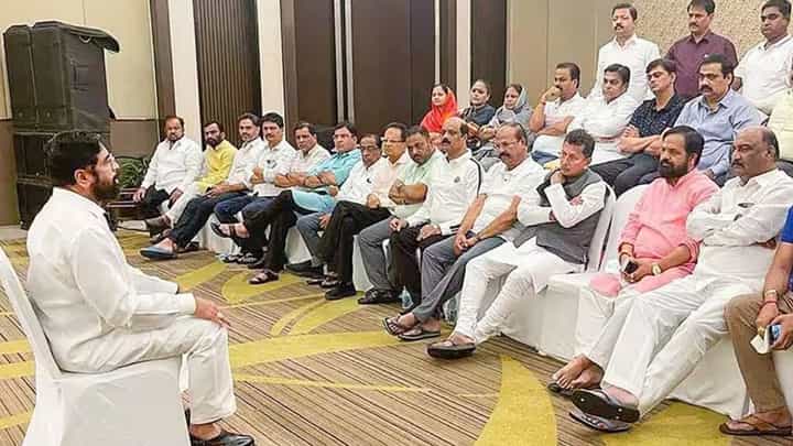 शिवसेनेच्या पाठीत खंजीर खुपसून कमळाबाईंची गुलामी, शिंदे गटावर कुणाचा घणाघात शिवसेनेच्या पाठीत खंजीर खुपसून कमळाबाईंची गुलामी, शिंदे गटावर कुणाचा घणाघात