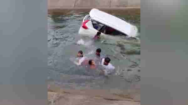 Viral Video : पुण्याच्या भोर येथे कॅनॉलमध्ये पडलेल्या कारमधील पाच प्रवाशांचे प्राण तरुणांनी वाचविले, तरुणांच्या प्रसंगावधानाचे होत आहे कौतूक