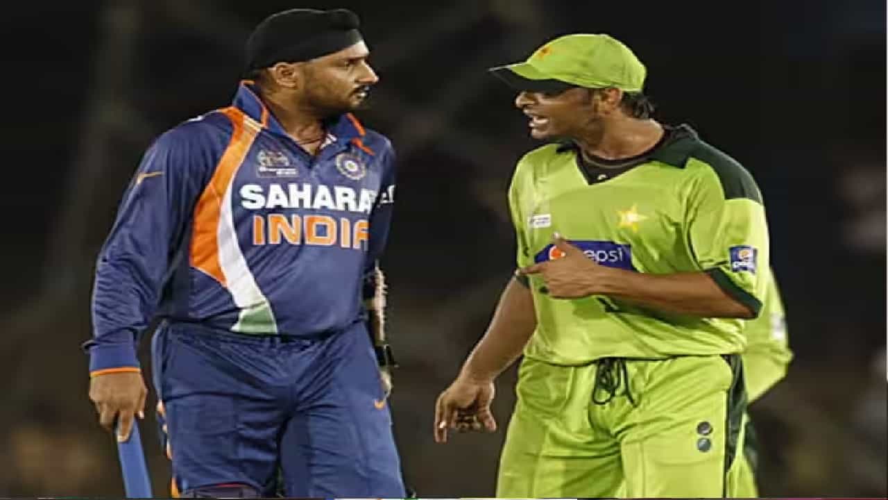 आशिया कपमधील एका सामन्यात टीम इंडियाचा माजी फिरकीपटू हरभजन सिंह आणि पाकिस्तानचा वेगवान गोलंदाज शोएब अख्तर यांच्यात चांगलाच वाद पेटला होता. तेव्हा हरभजनने अख्तरला बॅटने चोख उत्तर देत खणखणीत सिक्स ठोकला होता.