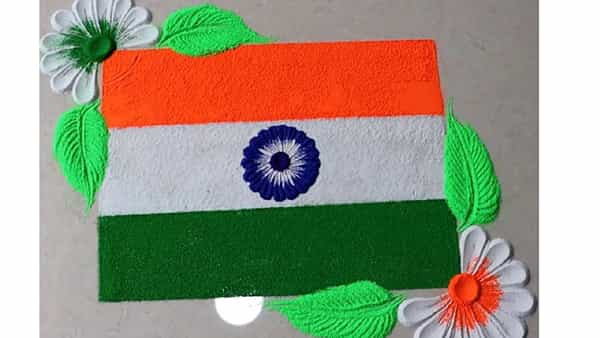घरात किंवा ऑफिसमध्ये तुम्ही तिरंग्यासारखी रांगोळी काढू शकता. ही छोटीशी रांगोळी डिझाईन लोकांना खूप गोड वाटेल. यासाठी तुम्ही चुन्याचा वापर करता. पांढरी सीमा तयार करा आणि मध्यभागी तिरंग्याचे तीन रंग भरा.
