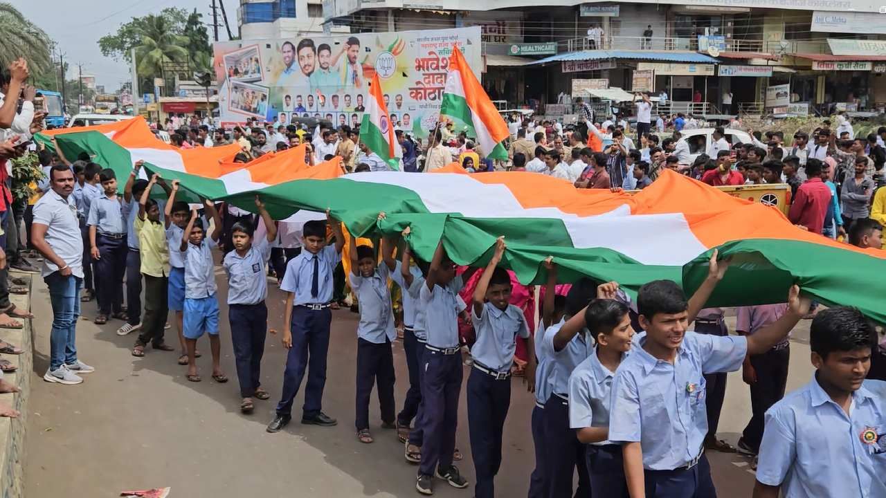 जळगाव जिल्ह्यातील चाळीसगाव शहरात स्वातंत्र्यदिनानिमित्त 760 फूट लांब तिरंगा रॅली काढण्यात आली. यावेळी यावेळी ढोल ताशांच्या गजरात 76 वा स्वातंत्र्य दिन उत्साहात साजरा करण्यात आला. 