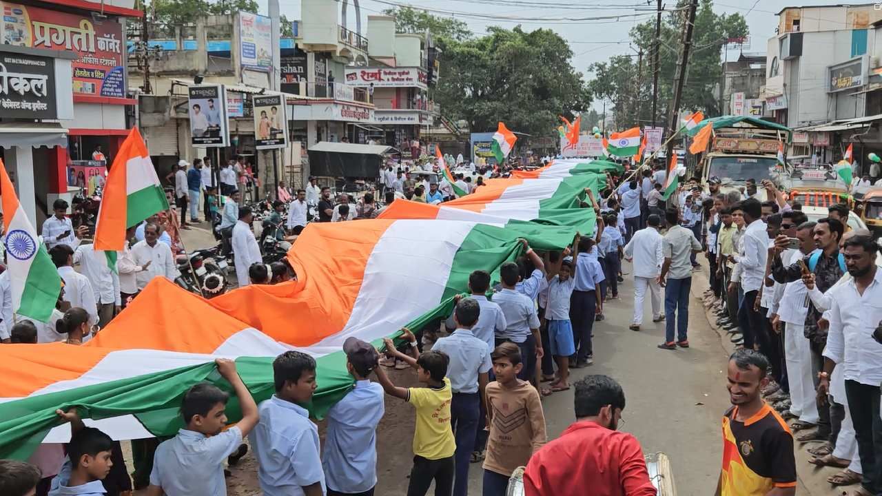 तिरंगा रॅलीला भाजप आमदार मंगेश चव्हाण यांच्यासह शहरातील विविध शाळेतील विद्यार्थी मोठ्या संख्येने उपस्थित होते. तसेच पोलीस कवायत मैदान येथे शासकीय ध्वजारोहण देखील पार पडला. 