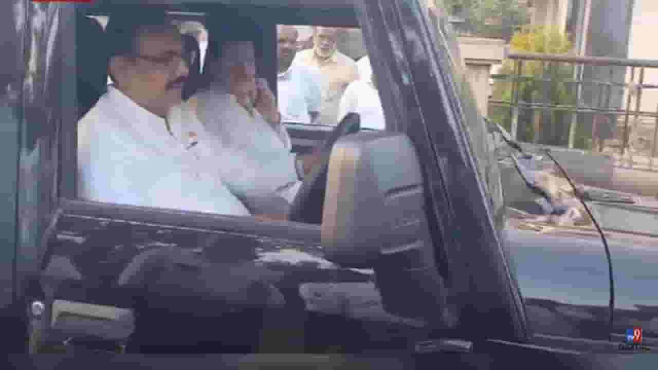 सांगलीमध्ये जयंत पाटील यांनी घेतली थार गाडीची ड्राईव्ह, बघा व्हिडीओ सांगलीमध्ये जयंत पाटील यांनी घेतली थार गाडीची ड्राईव्ह, बघा व्हिडीओ