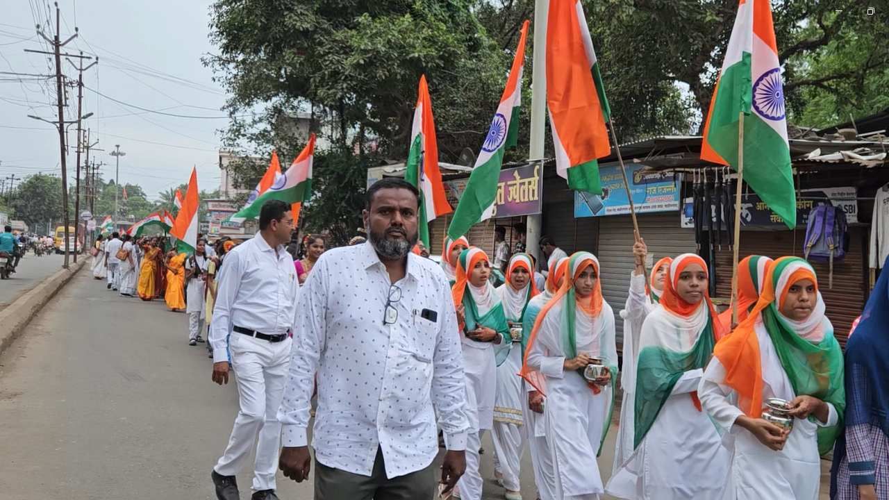 आजच्या मिरवणुकीने अनेकांचं लक्ष खेचलं आहे, त्याचबरोबर आज झालेल्या मिरवणुकीची सगळीकडं चर्चा देखील आहे. 