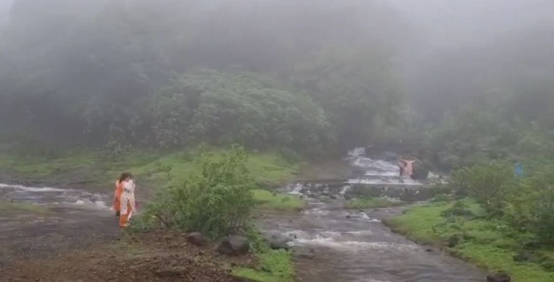 जुन्नर तालुक्यात असलेला वनराई धबधबा पर्यटकांचे खास आकर्षण ठरत आहे. हिरवागार निसर्ग दाट धुके आणि उंचावरून वाहणाऱ्या पांढऱ्या शुभ्र धबधब्यांनी निसर्ग सौदर्यं फुलून गेले आहे.