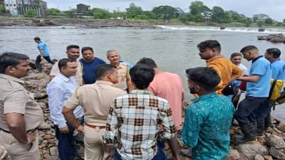 Kalyan news : नदीवर कपडे धुण्यासाठी गेले होते तरुण, मात्र पोहण्याचा मोह आवरला नाही अन्...