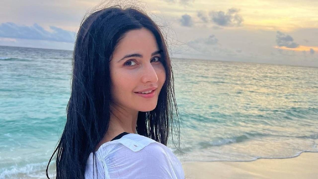  कतरिना कैफ - अभिनेत्री कतरिना कैफबद्दल सांगायचे झाले तर तिला पालींची खूप भीती वाटते. याशिवाय तुम्हाला हे जाणून आश्चर्य वाटेल की ती टोमॅटोलाही घाबरते. जिंदगी मिलेगी ना दोबारा या चित्रपटाच्या शूटिंगदरम्यान तिने यासंदर्भातील खुलासा केला होता.