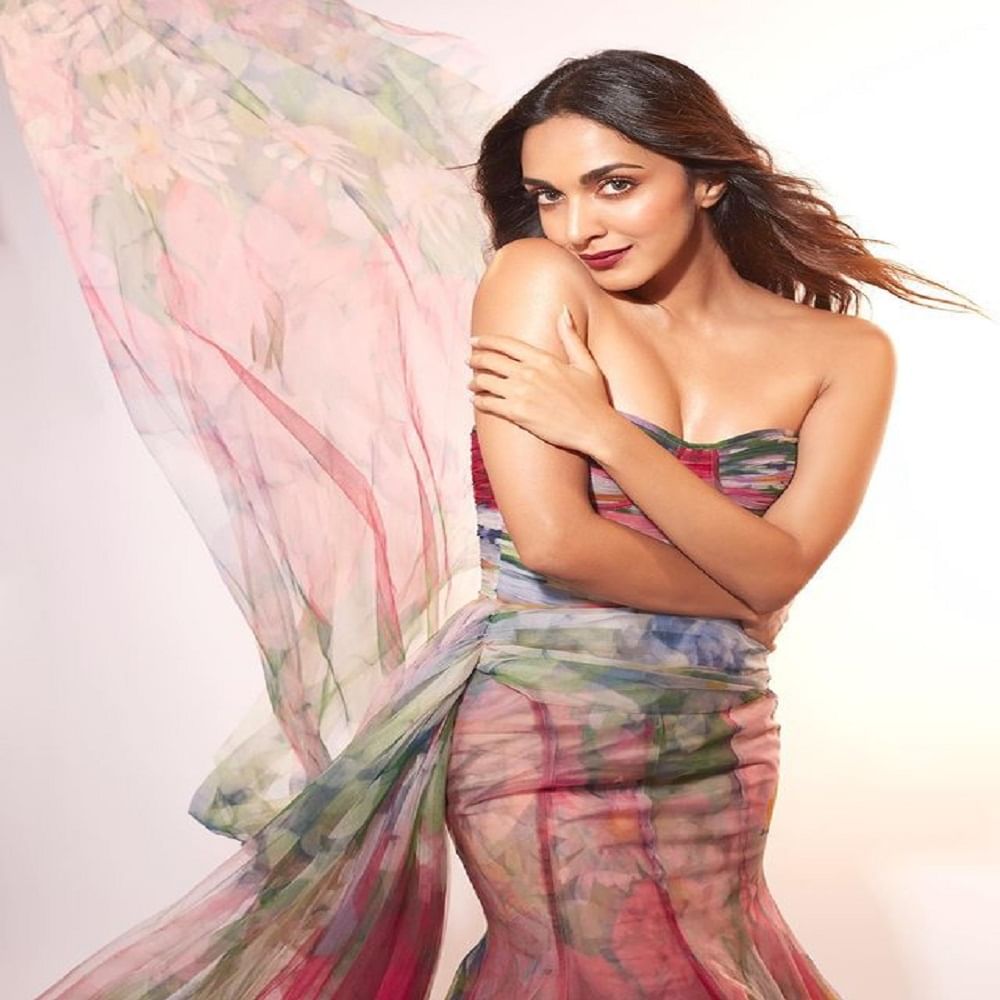 अभिनेत्री किआरा अडवाणी (Kiara Advani) कायम तिच्या बोल्ड आणि ग्लॅमरस अदांमुळे चर्चेत असते. फोटोमध्ये किआरा समुद्र किनारी फोटोशूट करताना दिसत आहे. सध्या सर्वत्र अभिनेत्रीच्या फोटोंची चर्चा आहे. 