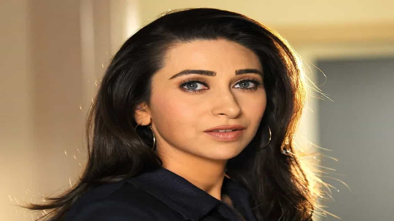 अभिनेत्री करिश्मा कपूर आज बॉलिवूडमध्ये सक्रिय नसली तरी, एक काळ असा होता, जेव्हा बॉलिवूडवर करिश्माचं राज्य होतं. अनेक सुपरहीट सिनेने करिश्मा हिच्या नावावर आहेत. पण अभिनेता आमिर खान याच्यासोबत 'राजा हिंदुस्तानी' सिनेमात दिलेल्या किसिंग सीनचा अभिनेत्रीला आजही पश्चाताप होतो. करिश्मा हिच्या तीन दिवस किंसिग सीनचं शुटिंग सुरु होतं...