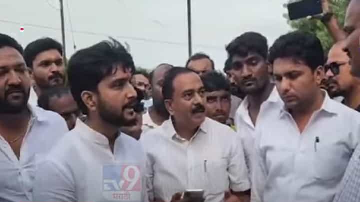 भूमिपूजन फलकावरून वाद शिगेला, भाजप आणि राष्ट्रवादी काँग्रेसचे कार्यकर्ते एकमेकांना कुठे भिडले? भूमिपूजन फलकावरून वाद शिगेला, भाजप आणि राष्ट्रवादी काँग्रेसचे कार्यकर्ते एकमेकांना कुठे भिडले?