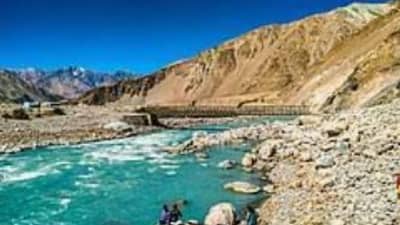 महाराष्ट्रातील गिर्यारोहकांची मोठी कामगिरी, लडाखमधील इतक्या मीटर उंच शिखरावर फडकवला तिरंगा