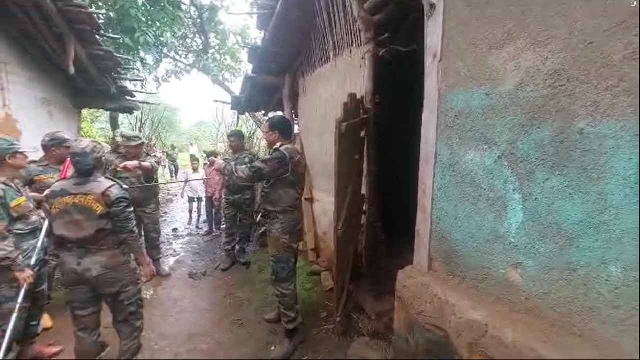 Leopard Attack : भरदिवसा बिबट्या जनावरांच्या गोठ्यात लपून बसायचा, वन विभागाच्या टीम सुध्दा...